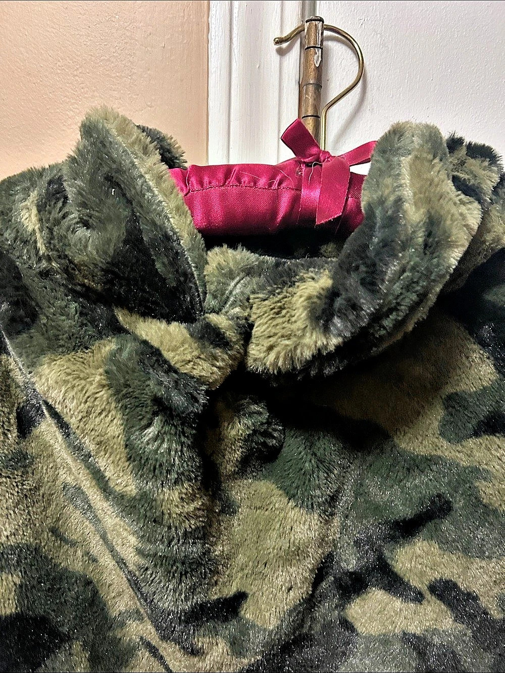 Women's Camo Faux-Fur Cape - Picture 4 of 5